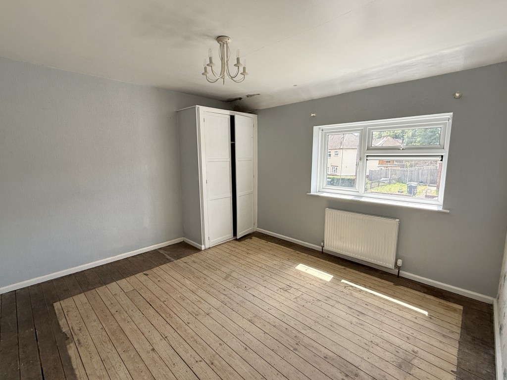 Lot: 95 - HOUSE IN NEED OF IMPROVEMENT - Bedroom 1 in House in Need of Improvement